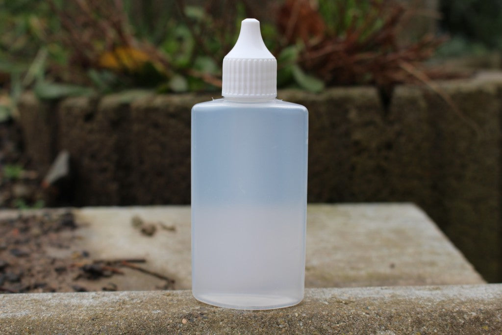 Nahaufname einer 50ml großen und verschlossenen Liquidflasche für alle Flüssigkeitsbedarfe.